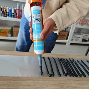 Adhésif de remplissage d'écart OEM Mastic en <span class=keywords><strong>silicone</strong></span> acrylique <span class=keywords><strong>blanc</strong></span> et noir adapté <span class=keywords><strong>à</strong></span> la décoration de la maison - Product Image 2