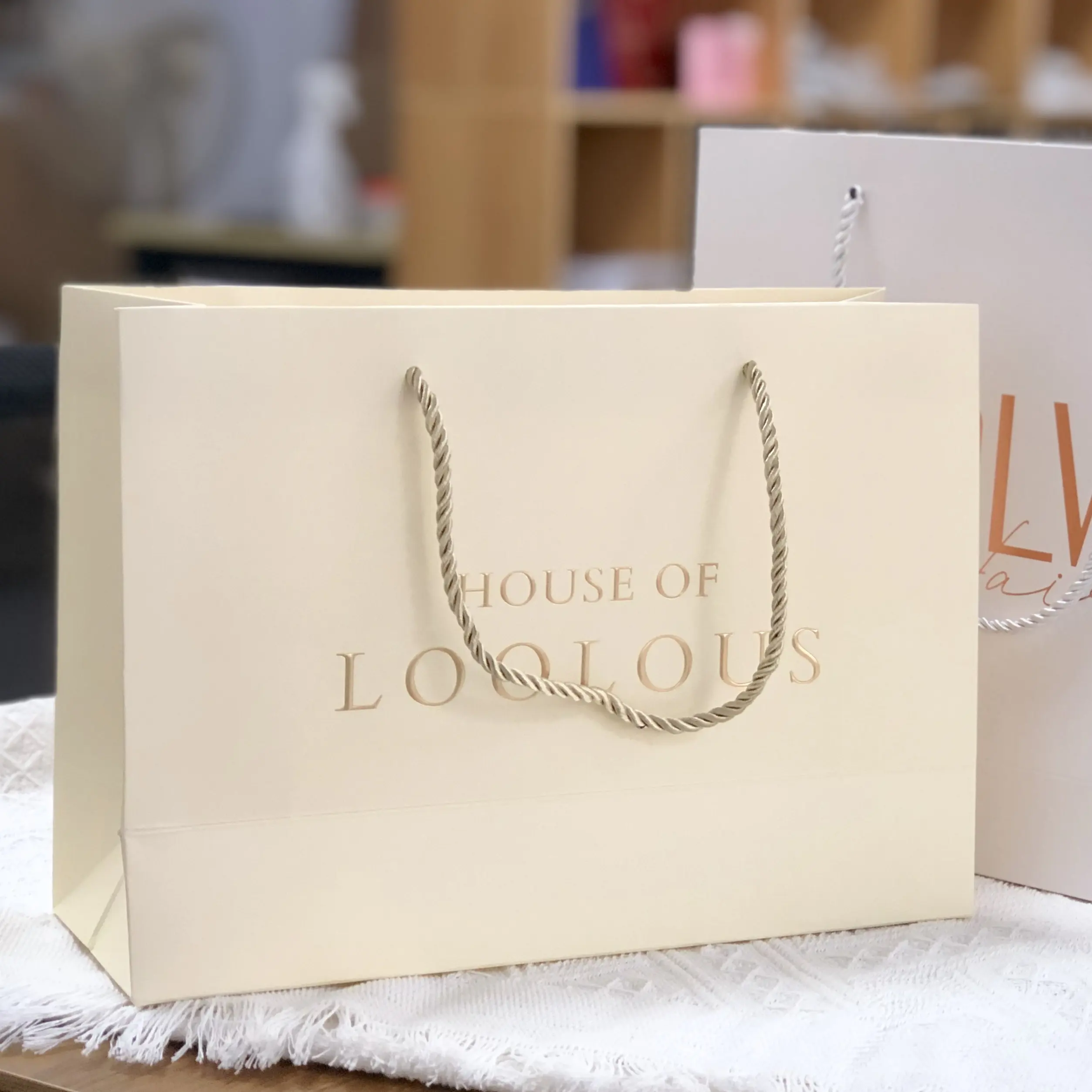 Luxus band Griff Karton Shopping Verpackungs tasche Kunden spezifische geprägte Goldfolie Papier Geschenkt üten mit Logo