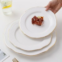 Assiette en céramique incurvée de qualité supérieure avec bord doré pour la maison, le café, le thé de l'après-midi, les collations, les desserts, les services quotidiens et la décoration décontractée de la table