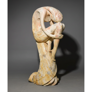 Sérénité en stéatite, statue de femme élégante et bouclée, une œuvre d'art saisissante. Disponible aux prix de gros - Product Image 1