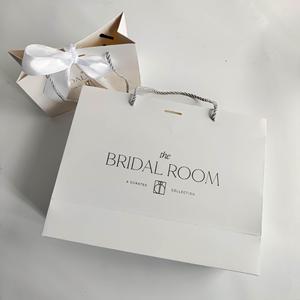 Sac en papier mat de luxe avec logo personnalisé en feuille d'or pour l'emballage de bijoux, cosmétiques et lunettes, avec nœud en ruban - Product Image 3