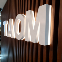 Lettre lumineuse LED en acrylique 3D personnalisée par le fabricant avec télécommande, transformateur étanche pour bureau et publicité
