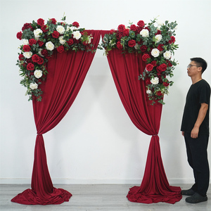 Fondo floral de rosas rojas suaves y realistas de seda artificial hecha a mano, decoración de lujo para el escenario de bodas. - Product Image 1