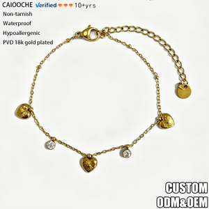 Bracelet à breloques CAIOOCHE avec disque cœur gravé et breloques zirconium serties, en acier inoxydable plaqué or 18 carats, anti-ternissement - Product Image 1