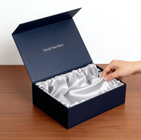 Boîte cadeau magnétique blanche et noire mate avec insert en satin doublé, emballage de luxe pliable personnalisé pour les petites entreprises