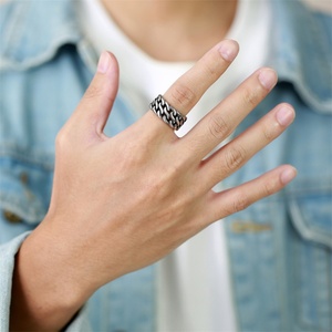 Anillo Grueso Plateado de Acero Inoxidable Estilo Punk Vintage a Prueba de Agua con Correa para Hombre - Product Image 5