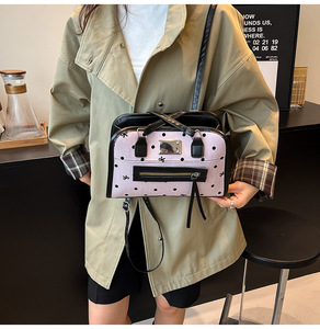Women's Large Capacity Stylish Chic Shoulder Bag 2025 Winter Collection A High-Fashion Eye-<b>Catching</b> Handbag - Product Image 1