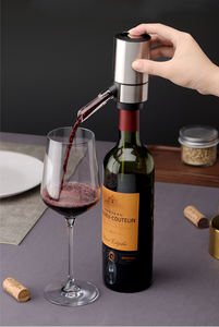 Vendedor caliente regalo de Navidad <span class=keywords><strong>barato</strong></span> automático inoxidable eléctrico vino aireador bomba vertedor portátil vino decantador con logotipo personalizado - Product Image 3