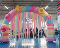 Arche gonflable arc-en-ciel colorée rose pour fête d'anniversaire et activités de Noël, avec motifs bonbons et donuts