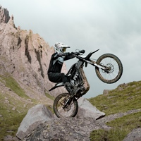 Bicicleta Eléctrica de Montaña 17KW 500Nm 72V 40Ah 120km de Autonomía 95km/h IP65 Impermeable Neumáticos CST Venta al por Mayor para Adultos