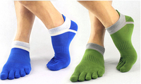Chaussettes de yoga antidérapantes KonLee pour hommes, cinq doigts, mi-mollet, avec grip antidérapant, sans orteils