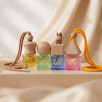 Flacon diffuseur de parfum de voiture suspendu carré coloré de 8 ml en verre rechargeable avec bouchon à vis en bois pour huiles essentielles