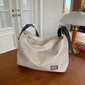 Sac fourre-tout en cuir souple pour femme, grande capacité, fermeture éclair, usage quotidien, couleur unie blanc et noir, collection automne 2025 - Product Image 1
