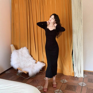 Robe longue rouge vintage en mousseline de soie à taille naturelle, col carré, bretelles chaîne, découpes, confortable pour les soirées - Product Image 4