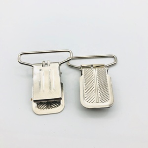 Clips de vêtement en métal de haute qualité emballage en vrac personnalisé porte-sucette élégant bébé vêtements pantalons pinces à bretelles - Product Image 1