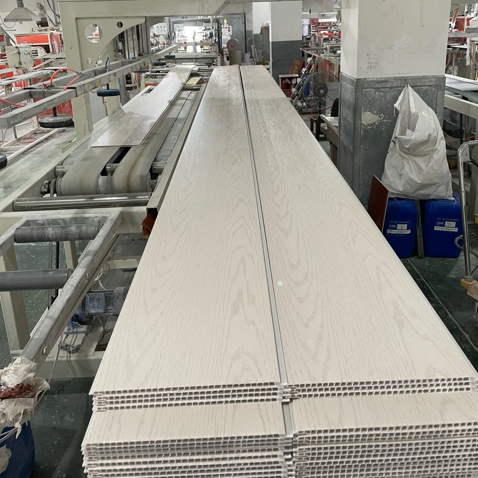 軽量PVC天井壁パネルボードルーフパネルモダンなカスタマイズ可能な防水ボードストリップPVC樹脂 & カルシウム粉末