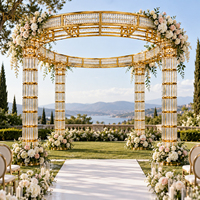 Gazebo de mariage en cristal avec structure dorée et auvent rond pour cérémonie en plein air, décoration d'événements hôteliers, conception personnalisée en usine