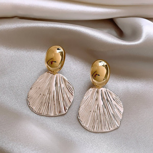Pendientes de tuerca de lujo ligero para mujer, estilo retro europeo-americano, minimalista y atrevido, con textura y chapado en oro, A2621 - Product Image 3