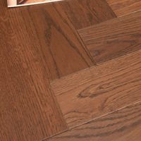 Parquet contrecollé multicouche en chêne blanc à chevrons, grade AB, couleur Old Castle, surface brossée, garantie 25 ans, référence MKNO.5389