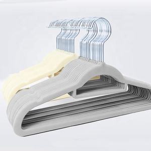 Factory Wholesale Flocked Haushalts gegenstände Rutsch fest mit Metall haken für die Aufbewahrung und Organisation von Samt bügeln Kleiderbügel - Product Image 1