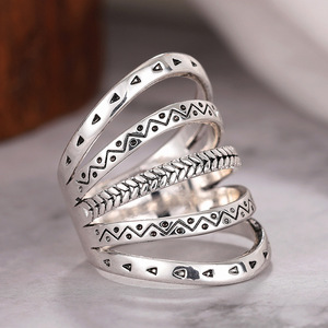 Anello Geometrico Stratificato in Metallo Invecchiato da Donna, Accessorio Gioiello Trendy di Nicchia a Fascia Singola per Outfit Quotidiani - Product Image 2