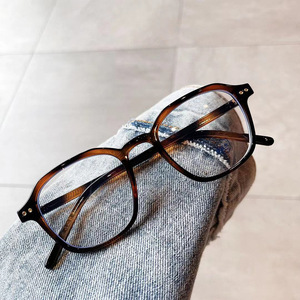 Gafas de Mujer Qianai con Montura Rectangular Anti Luz Azul, Tamaño Mediano, Lentes de PC, Diseño Irregular con Remaches Punteados - Product Image 1