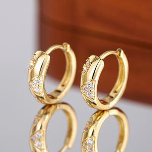 Boucles d'oreilles Huggie Bella E4105 plaquées or avec cristaux sertis griffe, classiques pour femme, à porter au quotidien - Product Image 4