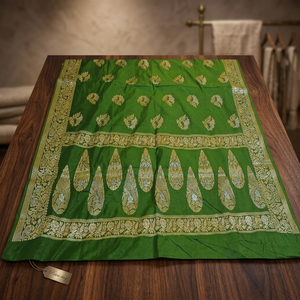 Collection de vêtements ethniques de créateurs, présentant des saris tissés à la main exquis et des créations en soie artificielle de qualité supérieure pour une allure traditionnelle élégante - Product Image 2