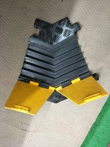 Protecteur de câbles à cinq canaux en caoutchouc robuste 900x500x50mm 15kg pour les chantiers de construction et la protection des câbles routiers - Product Image 5