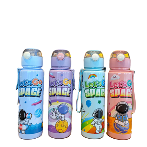 Bouteille d'eau en plastique unisexe de 700 ml avec paille et couvercle à corde, motif astronaute de dessin animé pour enfants, idéale pour l'école, la maison et le camping. - Product Image 1