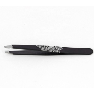 Juego de Pinzas para Cejas Raayin Impex, 4 Piezas, Logotipo Personalizado, Punta Inclinada, Plana, Aplicador de Recorte, Acero Inoxidable, Agarre Perfecto - Product Image 1