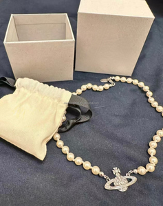 Collar de Perlas de Grado AAAA Extra Grandes Vvivi Enne Wests Woods con Colgante de Saturno, Estilo Romántico de Lujo Discreto y Alta Calidad, Unisex - Product Image 1