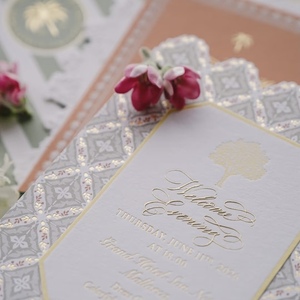 Carte d'invitation personnalisée en relief avec impression vanille, sérigraphie, logo personnalisé, design 3D en relief pour fête de jardin et mariage - Product Image 3