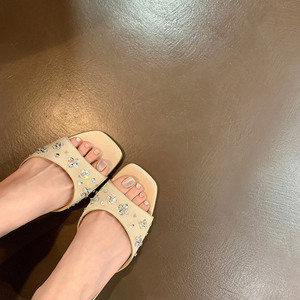 <span class=keywords><strong>Mules</strong></span> à bride arrière <span class=keywords><strong>beiges</strong></span> pour femmes avec ornements de fleurs en strass et talons aiguilles - Product Image 2
