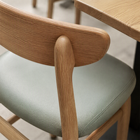 Table en bois moderne et durable pour restaurant commercial avec 4 chaises et banquette, facile à nettoyer pour café et salon de thé