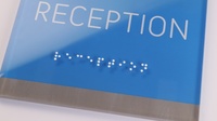 Panneaux en acrylique transparent personnalisé ADA en braille Panneaux personnalisés pour portes et chambres de bureau avec plaques en braille