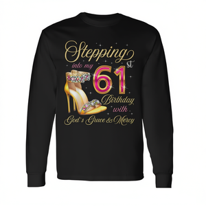 Camiseta de manga larga con estampado de la frase «Entrando en mi 61.º cumpleaños con la gracia y la misericordia de Dios» - Product Image 2