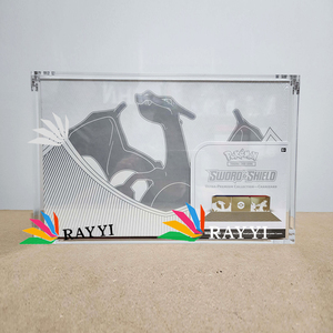 Boîte de présentation en acrylique transparente avec couvercle magnétique personnalisé RAY YI pour collection Pokémon Ultra-Premium Charizard UPC - Product Image 1