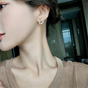 Eleganti Orecchini a Perno con Fiocco e Perle Finte per Donne, Gioielli Minimalisti Chic di Lusso - Product Image 4