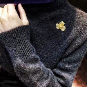 เข็มกลัดไข่มุกทองคำหนานยาง สไตล์เรโทรฝรั่งเศส หรูหราเบาๆ ระดับไฮเอนด์ ดีไซน์ลายดอกไม้  สำหรับใส่บนเสื้อผ้า  ขายส่งและขายปลีก - Product Image 4