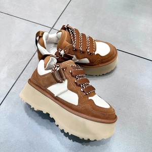 Botas de nieve planas clásicas de lujo para mujer, resistentes al agua, modernas, a la moda, cálidas, hechas de cuero y lana. - Product Image 4