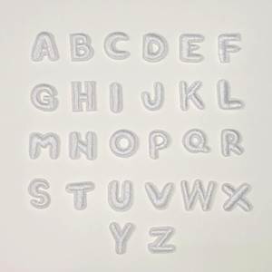 Patch brodé thermocollant mignon et mini de 1 cm avec lettres et chiffres blancs - Product Image 1