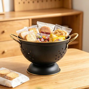 Passoire durable 3QT pour la cuisine, en métal noir avec poignées dorées - Product Image 1