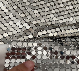 Tissu en maille métallique dorée à sequins - Tissu en maille métallique flexible pour rideaux, nappes et vêtements de mode - Product Image 6
