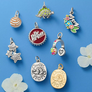 Collection de breloques de bijoux fantaisie - Ensemble de 20 pièces uniques, y compris valise, bouteille de champagne, arbre, dés, empreinte de patte - Product Image 6