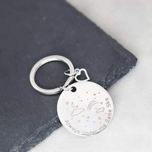 <span class=keywords><strong>Siempre</strong></span> bajo <span class=keywords><strong>el</strong></span> <span class=keywords><strong>mismo</strong></span> cielo Llavero de acero inoxidable Amantes Regalo del <span class=keywords><strong>día</strong></span> de San Valentín Personalidad Logotipo tallado DIY - Product Image 5