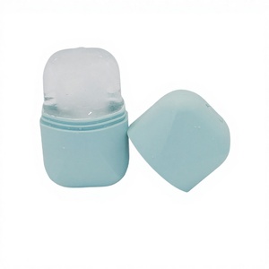 Rouleau de massage facial portable 2-en-1 en silicone de qualité alimentaire pour rafraîchissement et réduction des poches, moule à glace pour soins de la peau, marque privée - Product Image 1