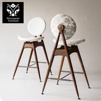 Tabouret de bar de luxe de style moderne du milieu du siècle, avec structure en bois massif, dossier rond, revêtement en cuir et accoudoirs incurvés