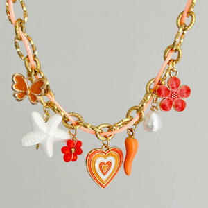 قلادة شهيرة مقاومة للماء بتعليقات يمكن تركيبها بنفسك من الاستانلس ستيل المطلي بالذهب عيار 18 قيراطًا، بتعليقات على شكل زهرة وفلفل وقلب ولؤلؤ - Product Image 3