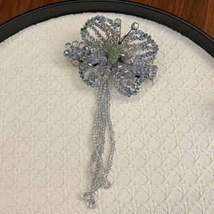Pince à cheveux élégante papillon à pompon, perles en plastique de haute qualité, pince à ressort pour femme, idéale pour l'été - Product Image 4